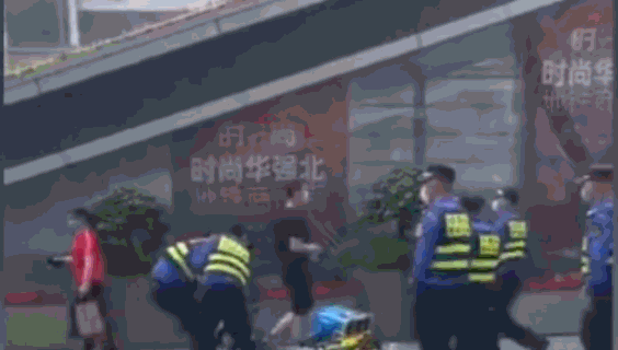 【每日平安108】拖行骑手围殴路人二城管被拘,酒驾司机疯狂逃窜两警车逼停